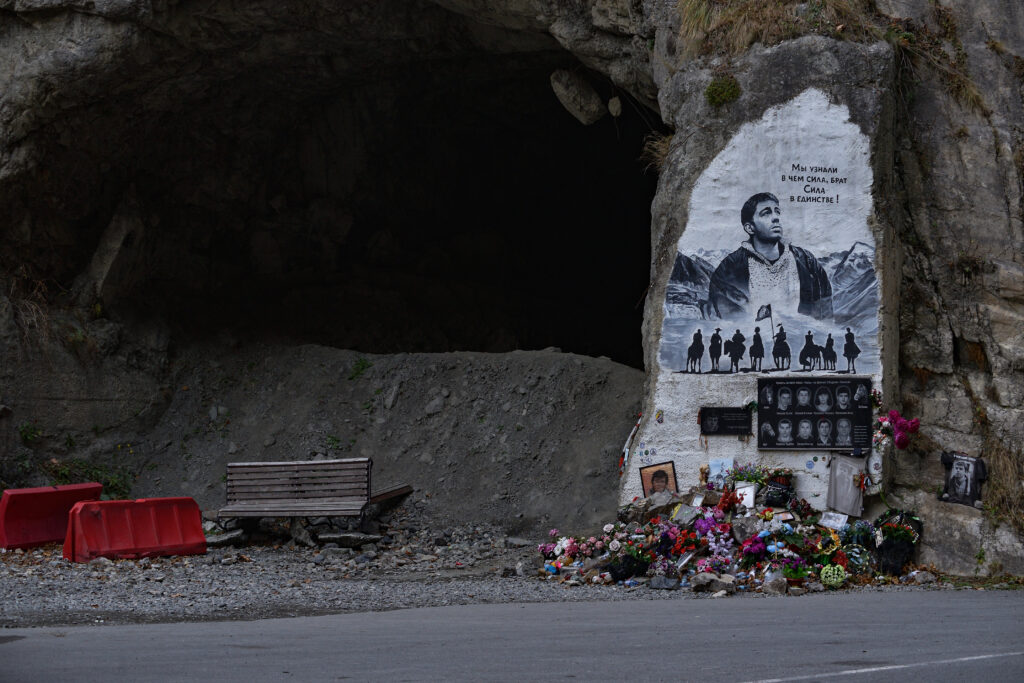 Место гибели съемочной группы   снимавшей фильм "Связной" и  Сергея Бодрова‑младшего,.